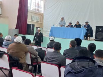 Бүгүн, 29-ноябрда Молдо Нияз айыл аймагынын айылдык кеңешинин VIII чакырылышынын биринчи сессиясы болуп өттү. Сессияда КР БШК Кадамжай АШК өкүлү Арыков Тайкара Кудайбердиевич жаңы келген депутаттарга күбөлүктөрүн тапшырды. Молдо Нияз айыл аймагынын айылдык кеңешинин төрагалыгына 2 талапкер ат салышып, шайлоонун жүрүшү жашыруун түрдө болуп өттү. Шайлоонун жыйынтыгында Салиев Исраил Курбаналиевич Молдо Нияз айыл аймагынын айылдык кеңешинин төрагасы болуп шайланды.